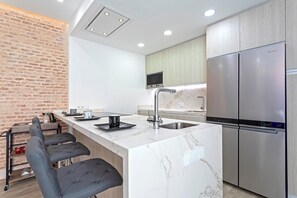 Departamento (2 Bedrooms) | Cocina privada | Refrigerador, microondas, horno y lavavajillas