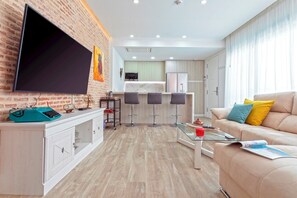 Departamento (2 Bedrooms) | Área de sala de estar | Televisión 
