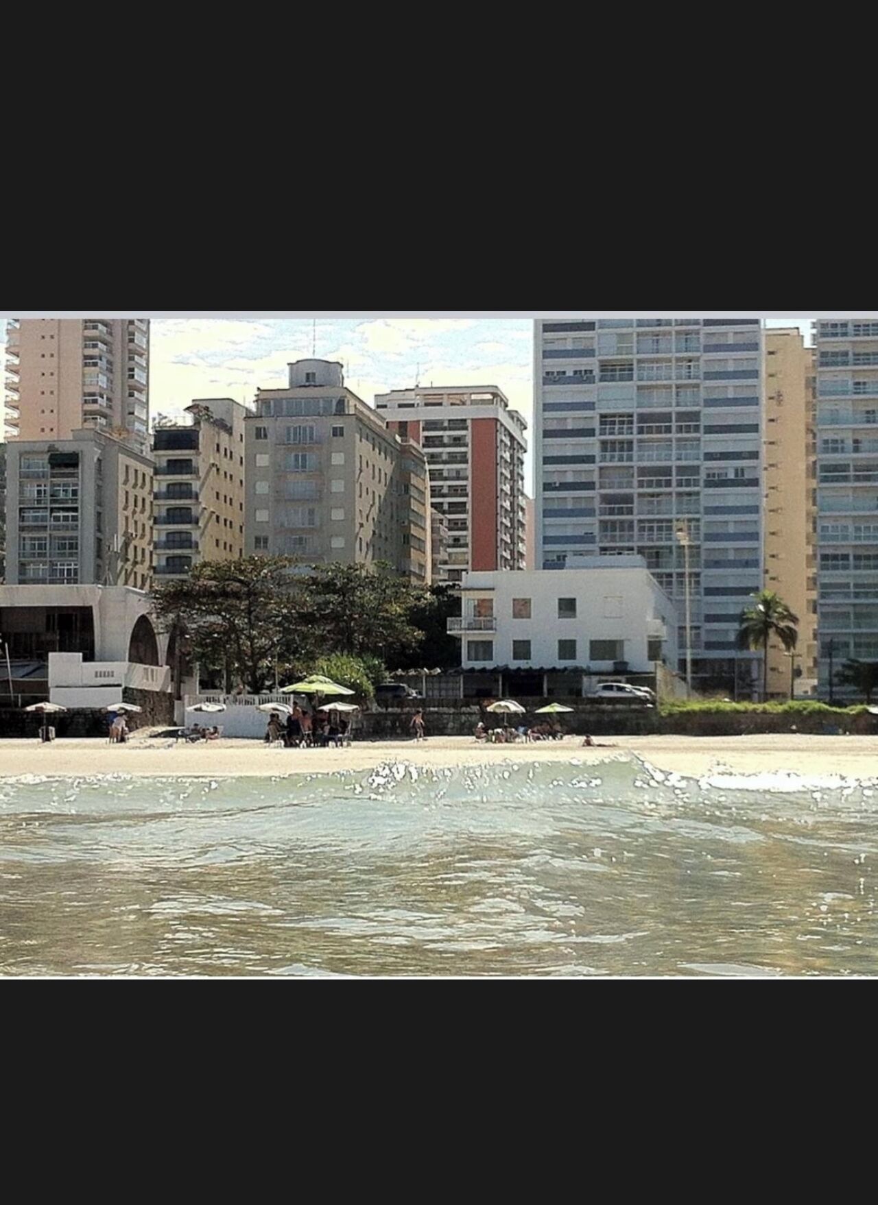 Perto da praia, espreguiçadeiras 
