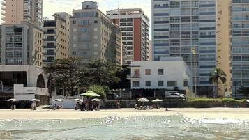 Perto da praia, espreguiçadeiras