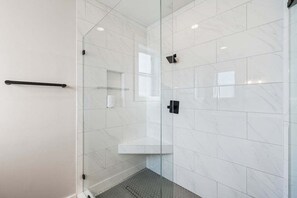 Douche, séchoir à cheveux, serviettes fournies, papier de toilette