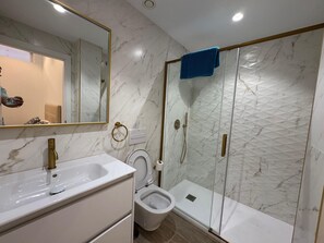 Shower, hair dryer, towels