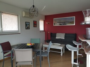 Dining - T2 apartment 48m2 south-facing terrace (Saint-Jean-de-Luz)