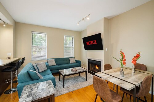 Spacious 4BR Soulard Duplex - 2 Kitchens - Patio - Parking - Walk to Market