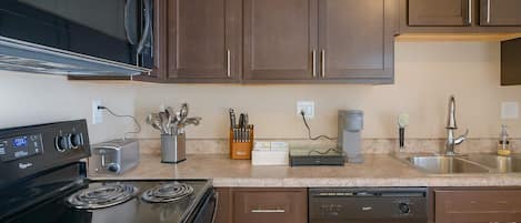 Refrigerador, microondas, horno y parrilla de estufa