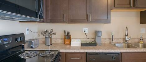 Geladeira, micro-ondas, fogão, cooktop