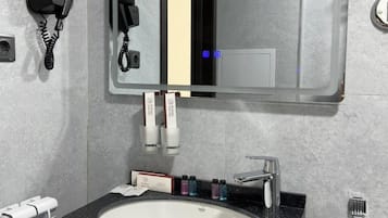 Standard Twin Room | Bathroom | Slippers