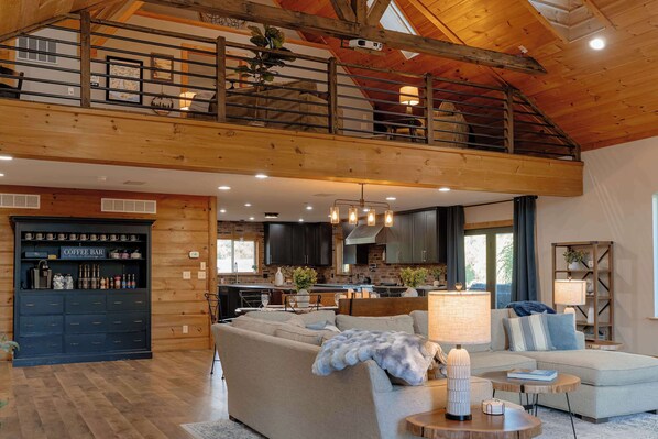 Televisie, een open haard, boeken en een kantoor