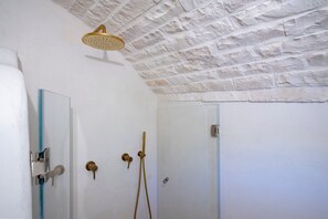 Een douche, een haardroger, handdoeken