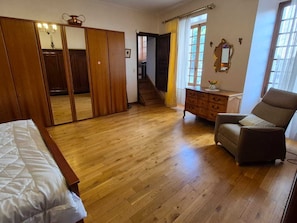2 slaapkamers, een strijkplank/strijkijzer, wifi, beddengoed