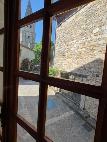 Spacioius holiday home with AC in centre town of medieval Puycelsi