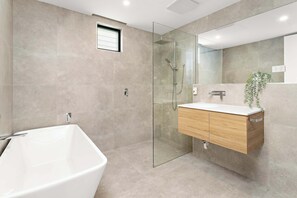 Shower, hair dryer, towels - Shellharbour Seaview Luxury Escape (Shellharbour)