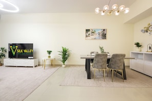 In-room dining - Silk Valley-Luxury 3B close to Beach (Abu Dhabi)