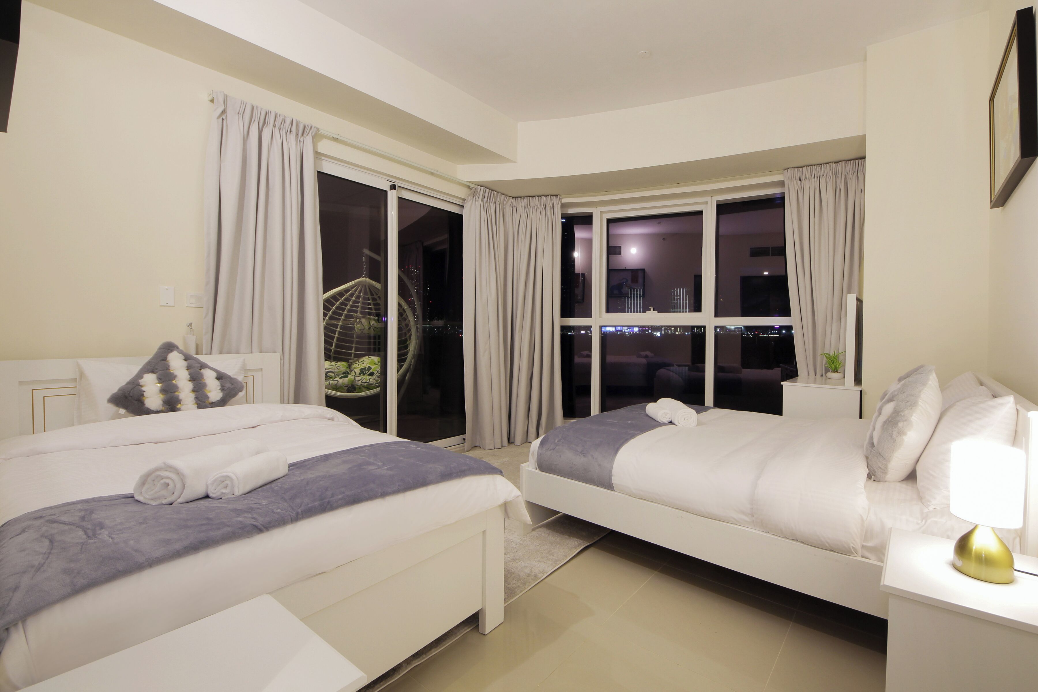 Departamento, vista al río | Espacio para trabajar con laptop y tabla de planchar con plancha 