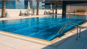 Outdoor pool - Silk Valley-Luxury 3B close to Beach (Abu Dhabi)