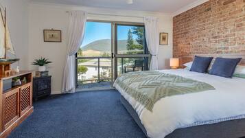 3 bedrooms, desk, iron/ironing board, internet