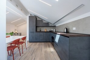 Frigorifero, forno, piano cottura, lavastoviglie