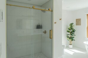 Een douche, een haardroger, handdoeken