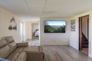 Smart-TV, Videospiele, Tischfußball, Arbeitsbereiche