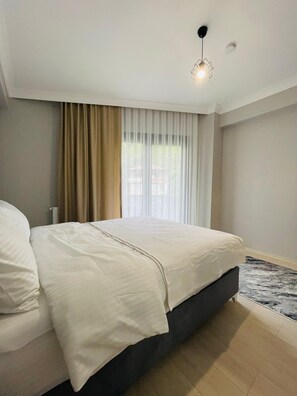 Blendingsgardiner, lydisolert, strykejern/-brett og wi-fi (inkludert)