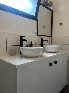 Dusche, Haartrockner, Handtücher, Seife