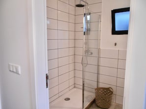 Dusche, Haartrockner, Handtücher, Seife