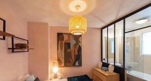 1 室のベッドルーム、デスク、アイロン / アイロン台、旅行用ベビーベッド