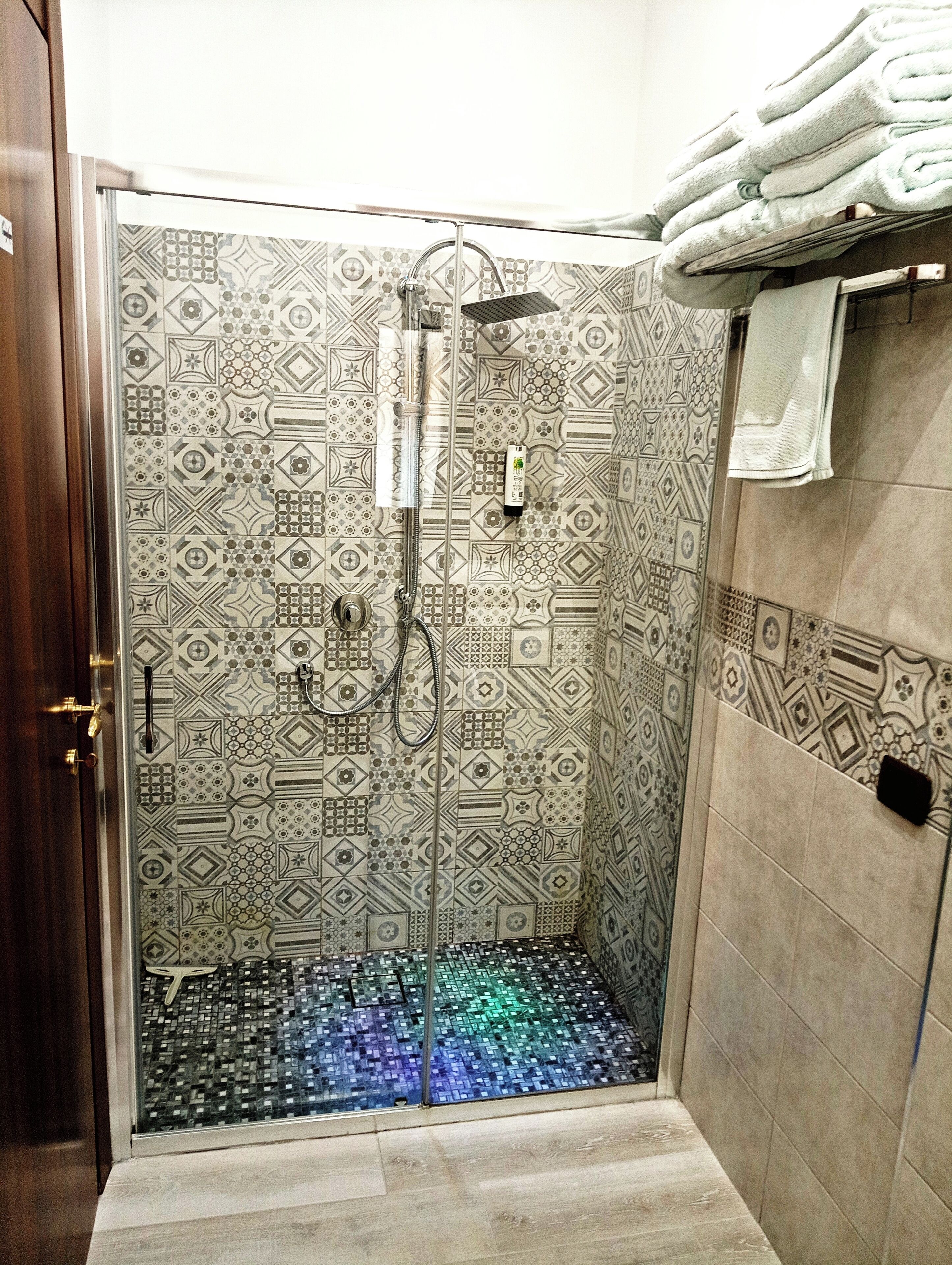 Doccia, asciugacapelli, bidet, asciugamani