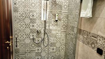 Doccia, asciugacapelli, bidet, asciugamani