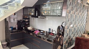 Villa Prestige, 2 chambres, balcon, vue sur la piscine | Cuisine privée | Réfrigérateur, un four, mélangeur, produits de nettoyage écologique