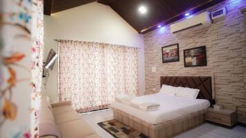 Egyptian cotton sheets, premium bedding, in-room safe, blackout curtains