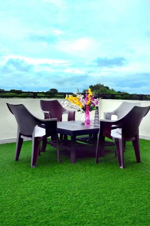 Chambre Luxe, balcon, vue piscine | Terrasse/Patio