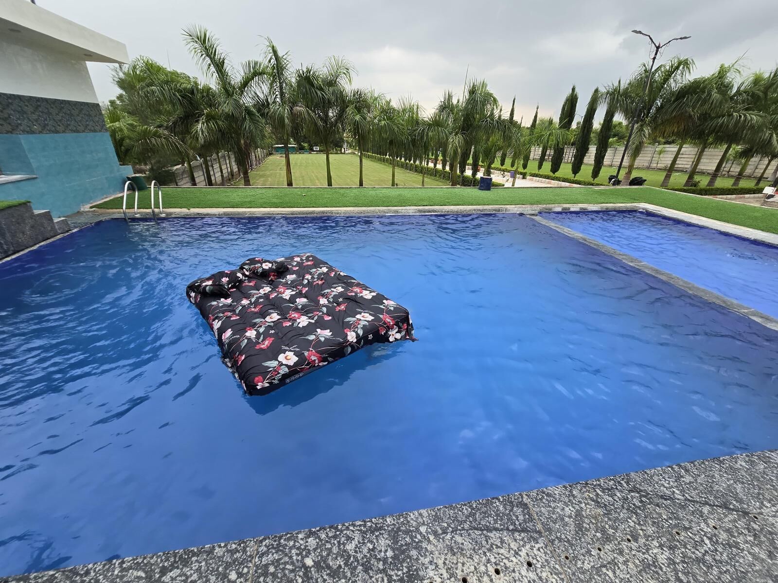 Una piscina con un colchón flotante.