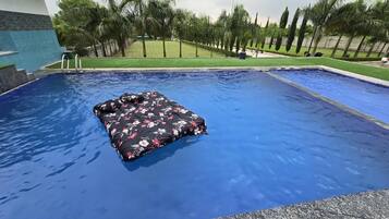 Una piscina con un colchón flotante.