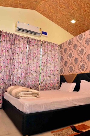 Luxury Room, Balcony, Pool View | Egyptian cotton sheets, premium bedding, free WiFi, bed sheets