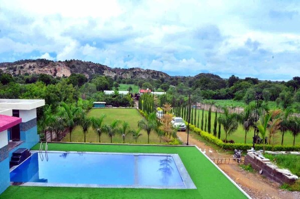 Premium-Villa, 2 Schlafzimmer, Balkon, Poolblick | Blick vom Balkon