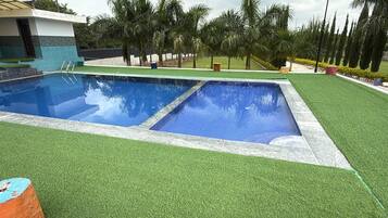 6 outdoor pools