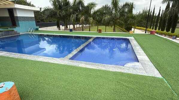 6 outdoor pools