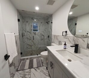 Dusche, Haartrockner, HandtĂŒcher, Seife