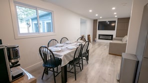 Dining - Cozy Waterfront Retreat w/ Sunroom | Perfect Short Stays (Trent HIlls)