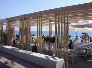 Outdoor dining - Your summer retreat a stone's throw from the sea (Cagnes-sur-Mer)