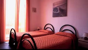 2 bedrooms, iron/ironing board, WiFi, bed sheets - Your summer retreat a stone's throw from the sea (Cagnes-sur-Mer)