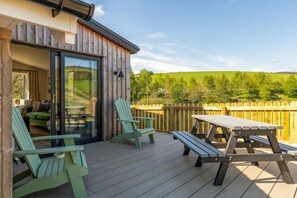 Outdoor dining - Scenic rural cottage in Aberdeenshire - Sleeps 6 (Alford)
