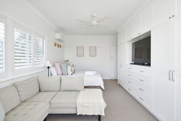 2 bedrooms, desk, WiFi, bed sheets