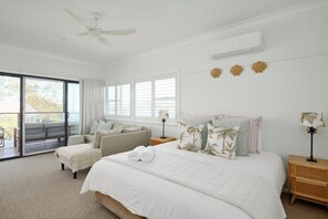 2 bedrooms, desk, WiFi, bed sheets