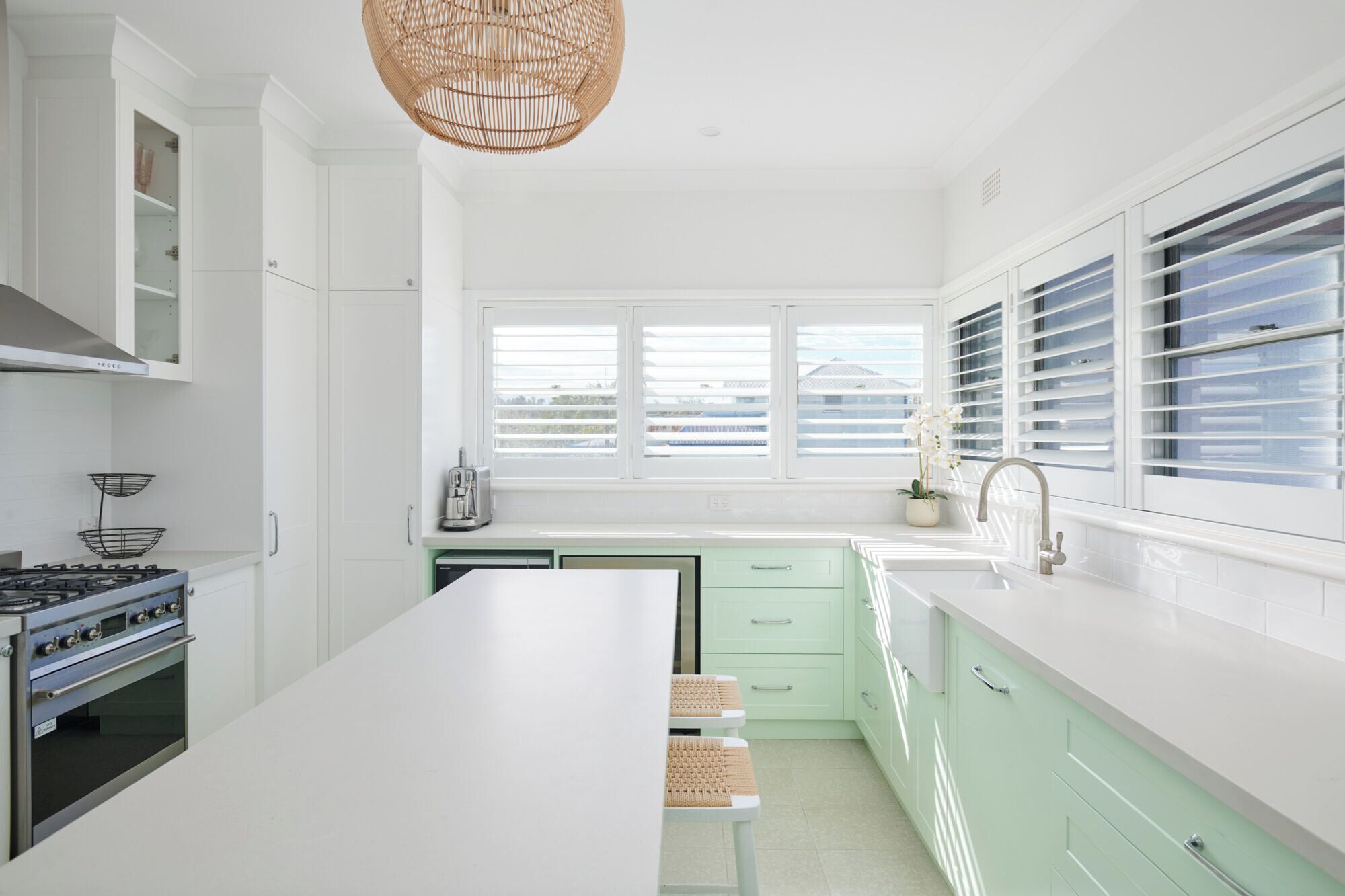 Refrigerador, parrilla de estufa, lavavajillas y cafetera y tetera 