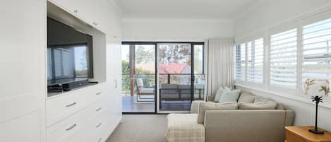 2 bedrooms, desk, WiFi, bed sheets