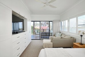 2 bedrooms, desk, WiFi, bed sheets