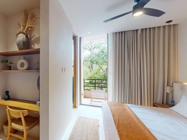 Een bureau, een strijkplank/strijkijzer, gratis wifi, beddengoed