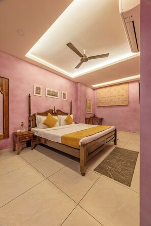 7 bedrooms, iron/ironing board, WiFi, bed sheets